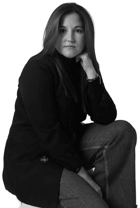 Retrato de Lorena Corell sentada, en blanco y negro